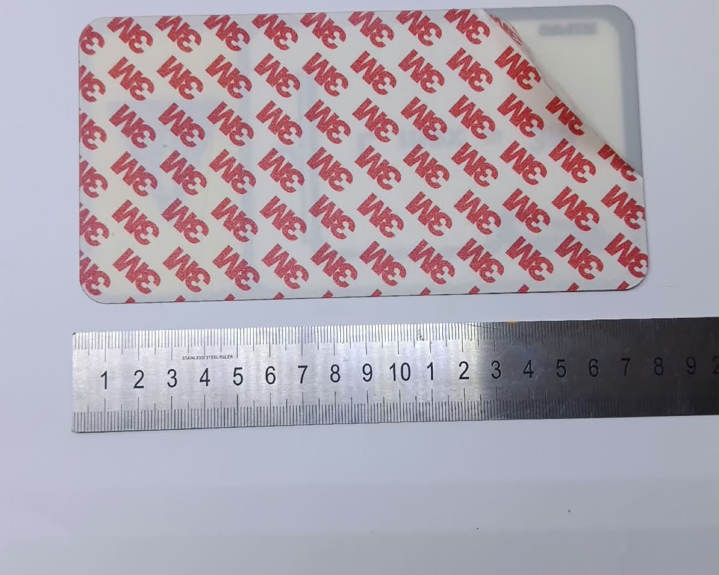 Uyarı etiketinin arka yüzü — tam yüzeye uygulanmış 3M çift taraflı yapışkan taşıyıcısı | Divan Etiket Ankara